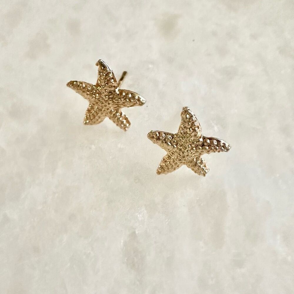 Gold starfish summertime stud earrings ￼